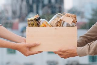 Foto: Box mit Lebensmitteln